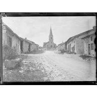 Béthelainville (Meuse). Eglise et rue principale. [légende d'origine]