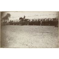 Saint-Cyr - juin 1905. Saut de haies par l'escadron des anciens devant le roi d'Espagne. [légende d'origine]