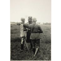 [Châlons, 14 juillet 1916. Le général Gouraud donne l'accolade au général Malcor fait commandeur de la Légion d'Honneur.]
