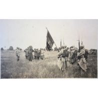 Châlons. 14 juillet 1916. Le g[énér]al Gouraud salue le drapeau du 39e. [légende d'origine]