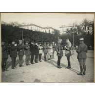 4 janvier 1921. Alger. Place du Gouvernement. Remise de croix à deux amis. Lavernhe fait officier de la Légion d'honneur. [légende d'origine]
