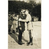 4 janvier 1921. Alger. Place du Gouvernement. Remise de croix à deux amis. L'accolade à Lavernhe. [légende d'origine]