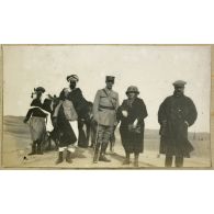 Vacances de Pâques de 1921. Voyage avec Moreigne et Edouard Meunier dans la province de Constantine. 31 mars 1921. Sur le sommet d'une dune, d’où nous voyons les chameaux de la photo précédente. [légende d'origine]