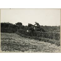 Mai 1921. Championnat du cheval d'armes à Alger. Epreuve individuelle de steeple. Geoffroy sur Romarin. [légende d'origine]