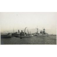 Mars 1920. Escadre anglaise à Alger. A droite le Queen Elizabeth. Le bateau à 2 cheminées noires est le 