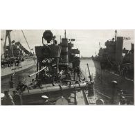 Mars 1920. Escadre anglaise à Alger. Sur un destroyer, examen du fond du tube lance-torpille. [légende d'origine]