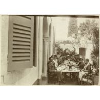 Avril et mai 1920. Hussein Dey (chez le G[énér]al Drude). Un déjeuner devant la maison, servi par Fatma. Sont présents les Drude, les Vérignon, les Millet, les Carrière ; 5 avril 1920. [légende d'origine]