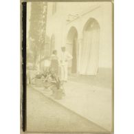 Avril et mai 1920. Hussein Dey (chez le G[énér]al Drude. Entrée de la maison. Lucie et moi. [légende d'origine]
