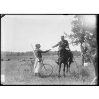 Un zouave remet un pli à un officier à cheval (du 4e RCA ?). [légende d'origine]