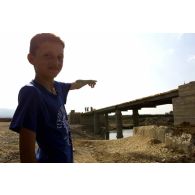 Des enfants jouent près du pont en construction de Pestovo.