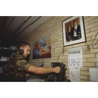 Un militaire hollandais assure les transmissions dans un poste aménagé au PTT Building de Sarajevo.