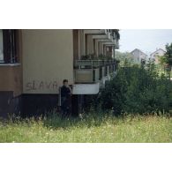 Milicien bosniaque de Sarajevo en position de tir de sniper derrière un immeuble de Dobrinja.