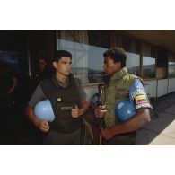 Un capitaine de l'ECPA discute avec un casque bleu colombien sur l'aéroport de Sarajevo.
