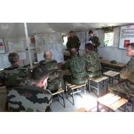 Le chef du bataillon russe explique ses missions au général Sublet, COM BMN-N (commandant de la brigade multinationale nord) en visite.