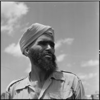 Portrait d'un soldat des troupes coloniales avant l'embarquement pour le pèlerinage à la  Mecque.
