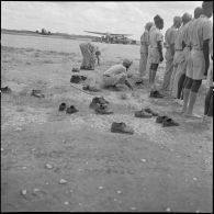 Des soldats musulmans des troupes coloniales récitent leurs prières avant l'embarquement pour le pèlerinage à la  Mecque.
