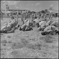 Avant l'embarquement pour le pèlerinage à la  Mecque, les soldats des troupes coloniales effectuent leurs prières.