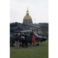 Présentation d'un hélicoptère Dauphin SA-365 de la flotille 35F sur l'esplanade des Invalides, lors du 14 juillet 2018 à Paris.