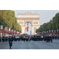 Rassemblement des défilants au pied de l'Arc de Triomphe, lors du défilé du 14 juillet 2018 à Paris.
