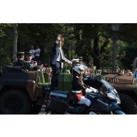 Monsieur Emmanuel Macron, président de la République française, remonte les Champs-Elysées à bord du 