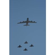 Un ensemble aérien composé d'un avion C-135 FR du GRV 2/91 Bretagne (groupe de ravitaillement en vol), d'un Mirage 2000 N de l'EC 2/4 La Fayette (escadron de chasse) et de trois Rafale B de l'EC 1/4 Gascogne survole les Champs-Elysées lors du défilé militaire du 14 juillet 2018 à Paris.