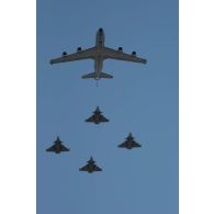 Un ensemble aérien composé d'un avion C-135 FR du GRV 2/91 Bretagne (groupe de ravitaillement en vol), de deux Rafale C et un Rafale B de la 30e escadre de chasse ainsi que d'un second Rafale B de la 4e escadre de chasse survole les Champs-Elysées lors du défilé militaire du 14 juillet 2018 à Paris.