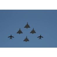 Un ensemble aérien composé de quatre Mirage 2000 RDI de l'escadron de chasse 2/5 Île de France et de deux Alphajet de l'escadron d'entraînement Côte-d'Or survole les Champs-Elysées lors du défilé militaire du 14 juillet 2018 à Paris.