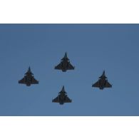 Un ensemble aérien composé de quatre Rafale Marine survole les Champs-Elysées lors du défilé militaire du 14 juillet 2018 à Paris.
