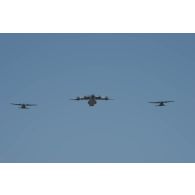Un ensemble aérien composé d'un A400M Atlas de la 61re escadre de transport  et de deux CASA des escadrons de transport 1/62 Vercors et 3/62 Ventoux survole les Champs-Elysées lors du défilé militaire du 14 juillet 2018 à Paris.