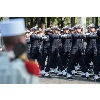 Les élèves de l'Ecole navale remontent les Champs-Elysées lors du défilé du 14 juilet 2018 à paris.