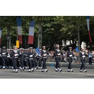Défilé de l'équipage du SNLE (sous-marin nucléaire lanceur d'engins) Le Vigilant et du personnel du Centre de transmissions du Rosnay sur les Champs-Elysées, lors du défilé du 14 juillet 2018 à Paris.