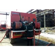 Un camion de pompier Sides sur le site de l'usine à batteries de Mitrovica sud.