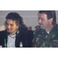 Repas de mariage d'un militaire bosniaque avec une femme musulmane à Butmir (Sarajevo).