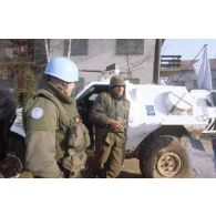 Un caporal-chef du RICM sympathise avec des miliciens bosniaques musulmans dans un quartier de Sarajevo.