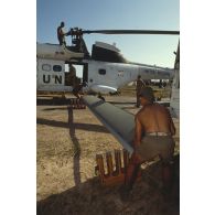 Démontage des pales d'un hélicoptère Puma SA-330 pour l'embarquement.