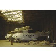 Les hélicoptères Puma, démunis de leurs pales, sont stockés dans un hangar.