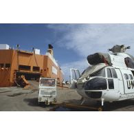 Hélicoptère Puma SA-330 prêt à être entreposé sur le pont d'embarquement d'un bateau.