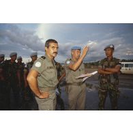 Un capitaine donne des consignes entouré de soldats indonésiens.