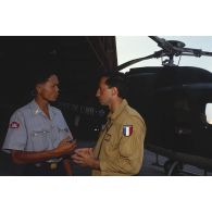 Conversation entre un pilote français de Fennec et un officier cambodgien.