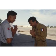 Salut rituel cambodgien entre un pilote français de Fennec et un officier cambodgien.