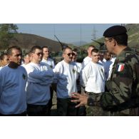 Le général Falzone explique aux militaires du BIMéca l'exercice de simulation de manifestation.
