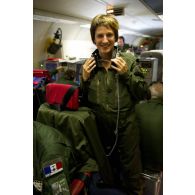 Portrait d'une journaliste embarquée lors d'une mission de contrôle aérien sur la Libye à bord d'un avion de détection Awacs.