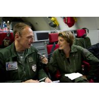 Interview du lieutenant-colonel Arnaud Bourguignon, chef de mission E3F (tactical director), par une journaliste, lors d'une mission de contrôle aérien sur la Libye à bord d'un avion de détection Awacs.