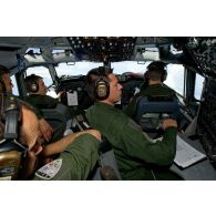 Groupe des pilotes, du navigateur et de mécaniciens navigants du 36e EDCA (escadron de détection et de contrôle aéroporté), dont un lieutenant-colonel, aux commandes en cabine de pilotage, lors d'une mission de contrôle aérien sur la Libye à bord d'un avion de détection Awacs.
