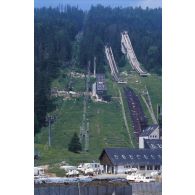 Vue sur le camp français de Malo Polje où se trouve le tremplin de saut à ski, vestige des Jeux Olympiques de 84.