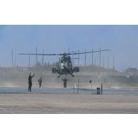 Arrivée d'un hélicoptère d'assaut Westland Lynx de la 24e brigade aéromobile anglaise sur le port de Ploce.