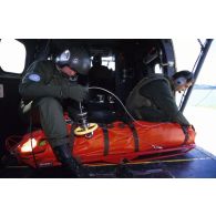 Exercice de récupération de blessés par hélitreuillage à l'aide d'un Puma SA-330.