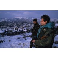 Les hommes du 21e RIMa (BAT 4) sympathisent avec des soldats bosniaques près du poste d'observation Sirra 4.