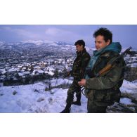 Les hommes du 21e RIMa (BAT 4) sympathisent avec des soldats bosniaques près du poste d'observation Sirra 4.