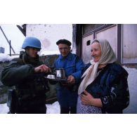 Les propriétaires bosniaques des lieux où sont installés les soldats du 21e RIMa offrent le café à ces derniers.